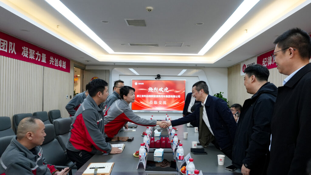 吉利商用车集团莅临微玩体育物流进行交流